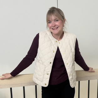 Speaker - Nathalie mit hausmitwaldblick